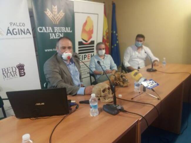 Momento de la conferencia del profesor profesores Juan Antonio Pérez Claros, de la Universidad de Málaga