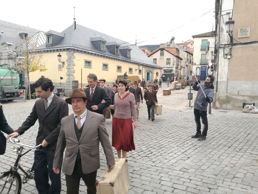 Varios figurantes durante el rodaje en el centro urbano de La Granja