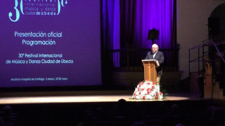 El director del Festival de Música y Danza, Diego Martínez, anoche durante la presentación del programa en Úbeda