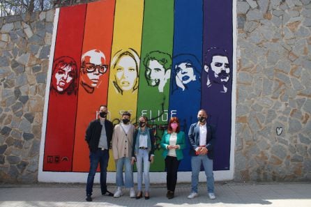 Algunos de los alumnos que han participado en la creación del mural junto a la alcaldesa de Úbeda y al diseñador Pedro Miguel Cecilia