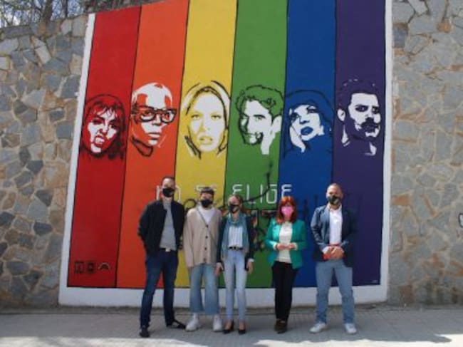 Algunos de los alumnos que han participado en la creación del mural junto a la alcaldesa de Úbeda y al diseñador Pedro Miguel Cecilia