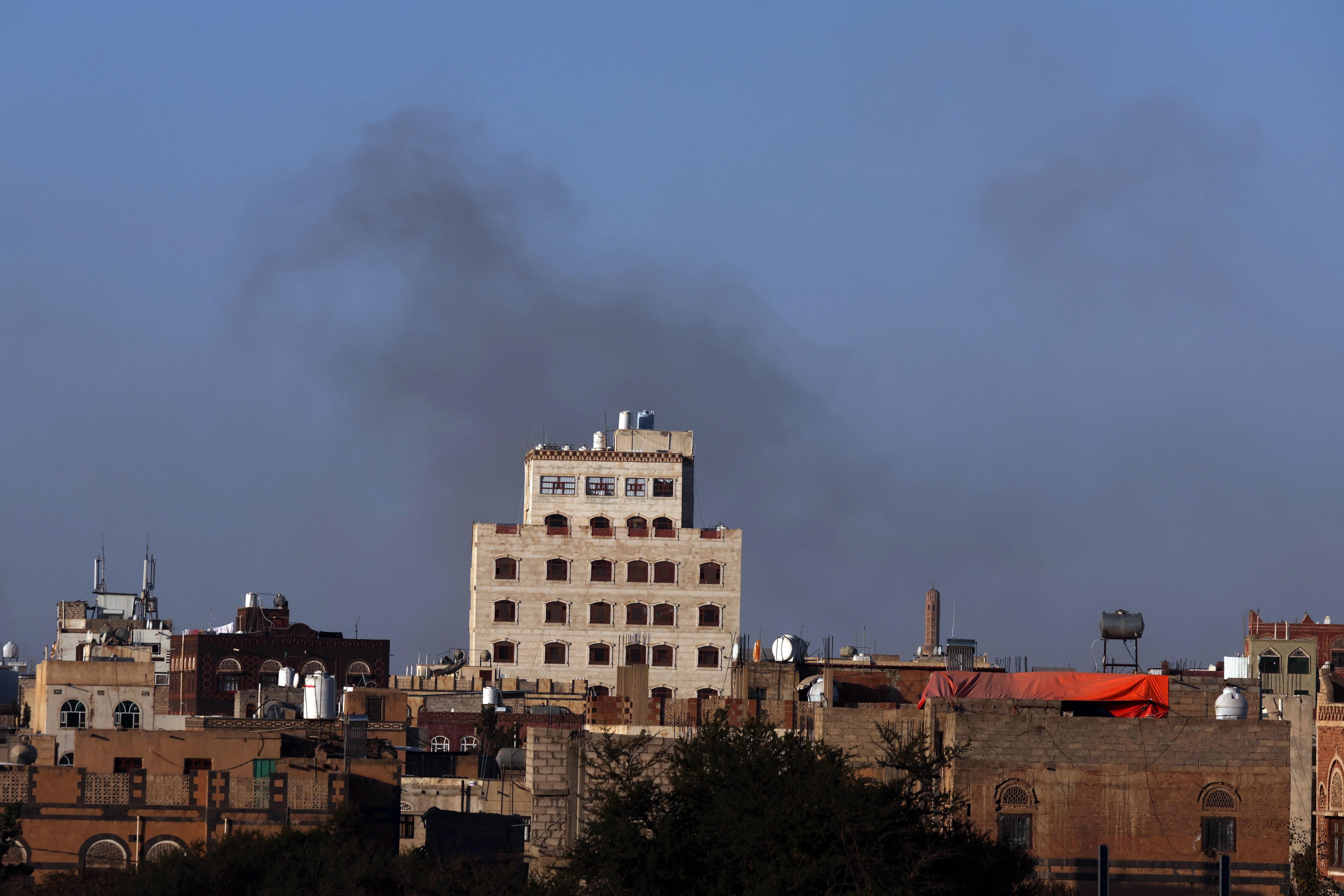 Humo cerca del aeropuerto de Sana&#039; en Yemen