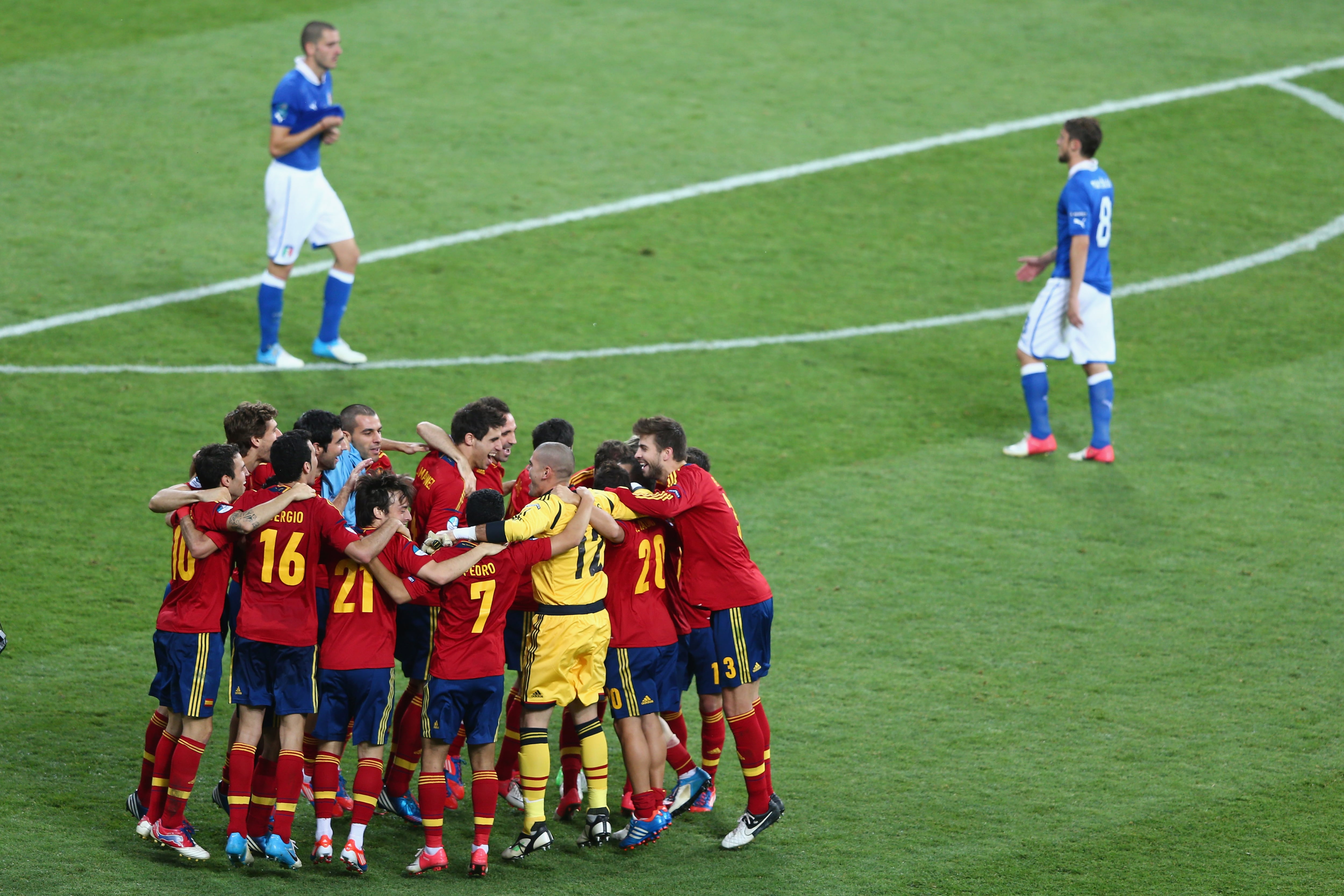 La selección española celebra su victoria en Kiev, en la final de la Eurocopa 2012 ante Italia.