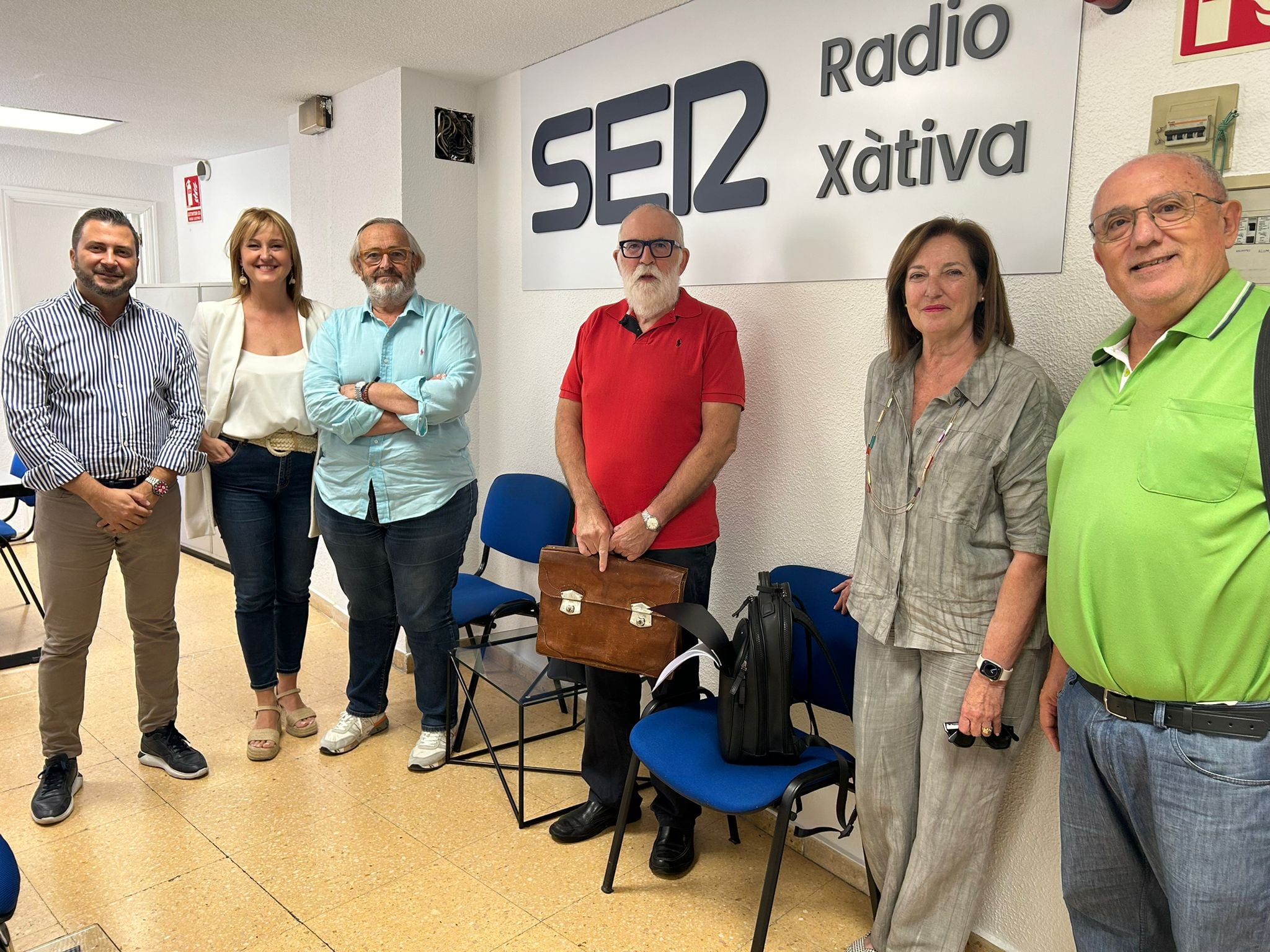 De izquierda a derecha: Baldomero Giménez, director de Radio Xàtiva Cadena SER; Xelo Angulo, concejala de sanidad; Vicente Roselló, subdirector médico del hospital; Carles Mayordomo, primer director del Lluís Alcanyís; Amparo Carbonell, enfermera; Juan Vicente Mateu, jefe de suministros del hospital.