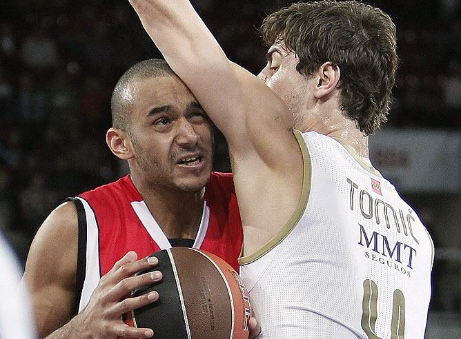 Ante Tomic intenta impedir el avance del alero húngaro del Assignia Manresa, Adam Hanga