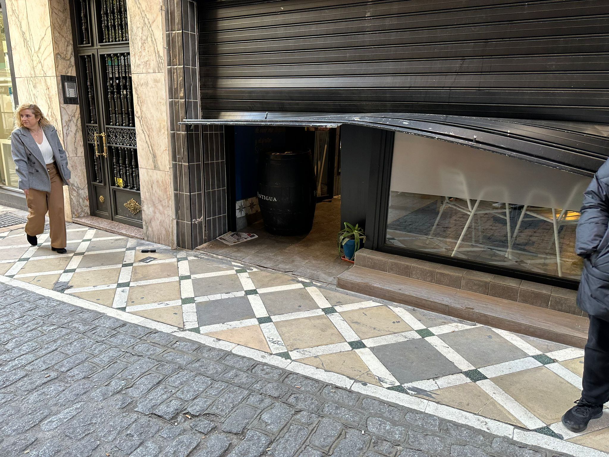 Persiana de la Taberna Maricastaña en la calle Federico de Mendizábal.