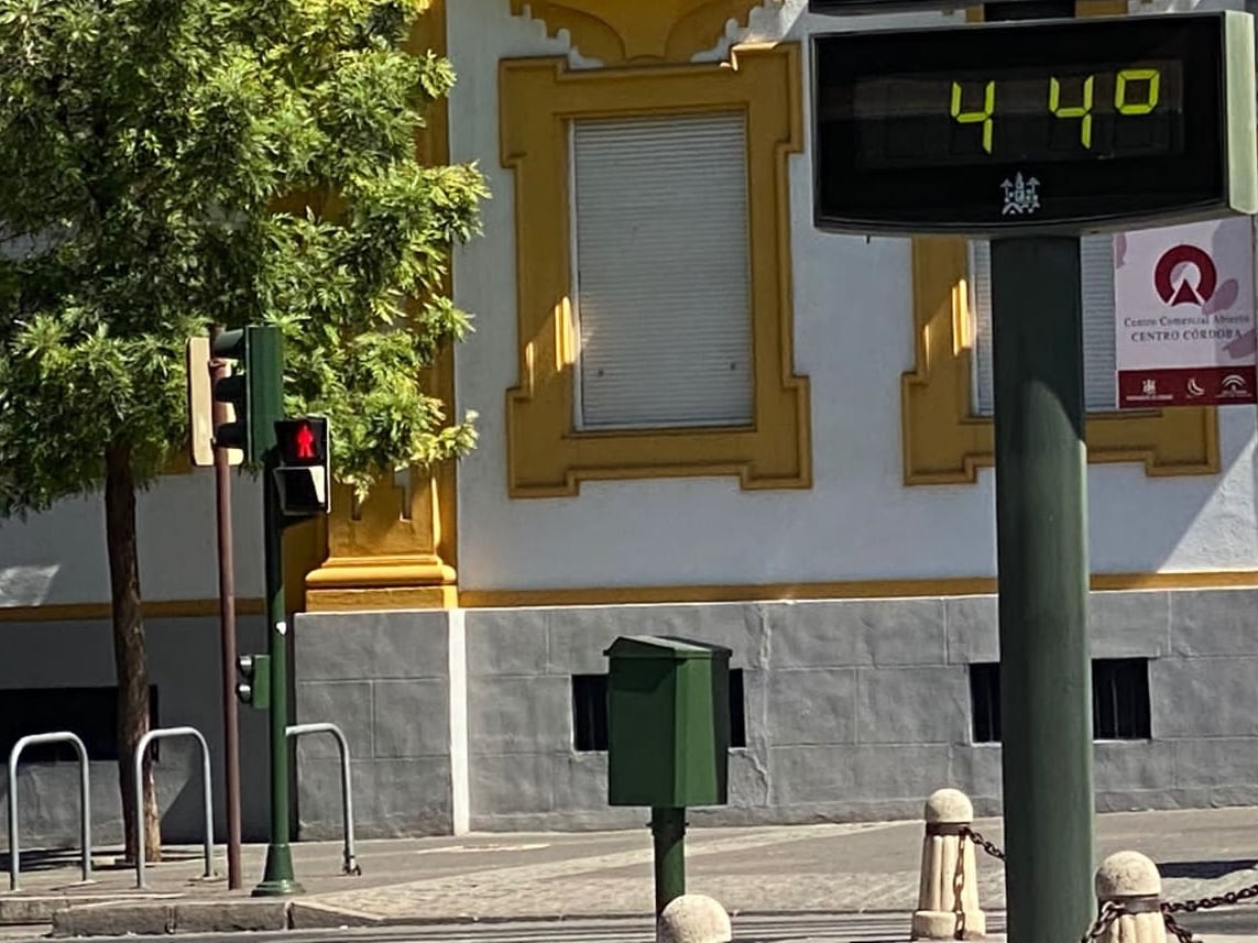 Termómetro ubicado en la Plaza de Colón en Córdoba marcando 44º de temperatura