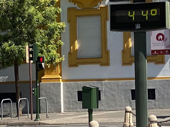Termómetro ubicado en la Plaza de Colón en Córdoba marcando 44º de temperatura