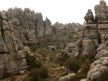 El karst se comporta como una gran esponja, almacena agua de lluvia, la transmite al interior, la disuelve y la evacua de nuevo al exterior por su parte más baja, a lo largo de todo el perímetro de El Torcal. Su nacimiento más importante es el de La Villa, situado en la cara norte