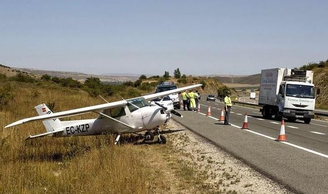 La avioneta CESNA-150 que ha realizado el aterrizaje en Burgos presentaba al parecer daños en el motor