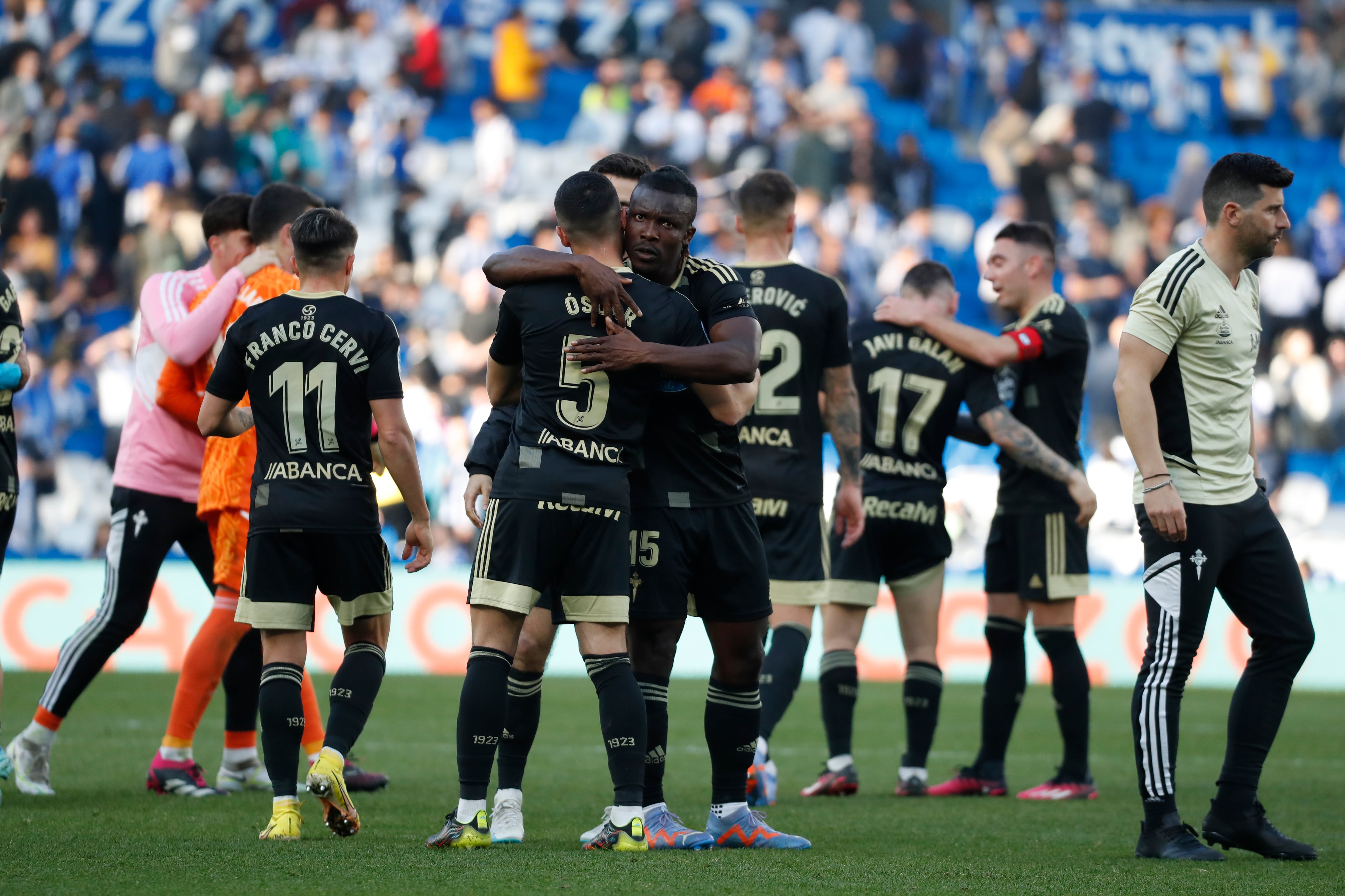 SAN SEBASTIÁN, 18/02/2023.- Los jugadores del Celta al finalizar el partido de Liga de Primera división que disputan la Real Sociedad y el Celta de Vigo en el estadio Reale Arena de Anoeta. EFE/Juan Herrero
