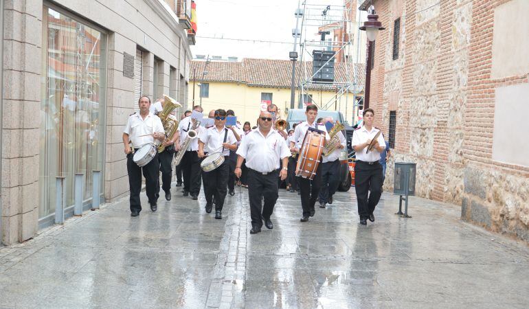 La Banda Municipal de Sanse, llueva o salga el sol, siempre está presente en los actos de la localidad