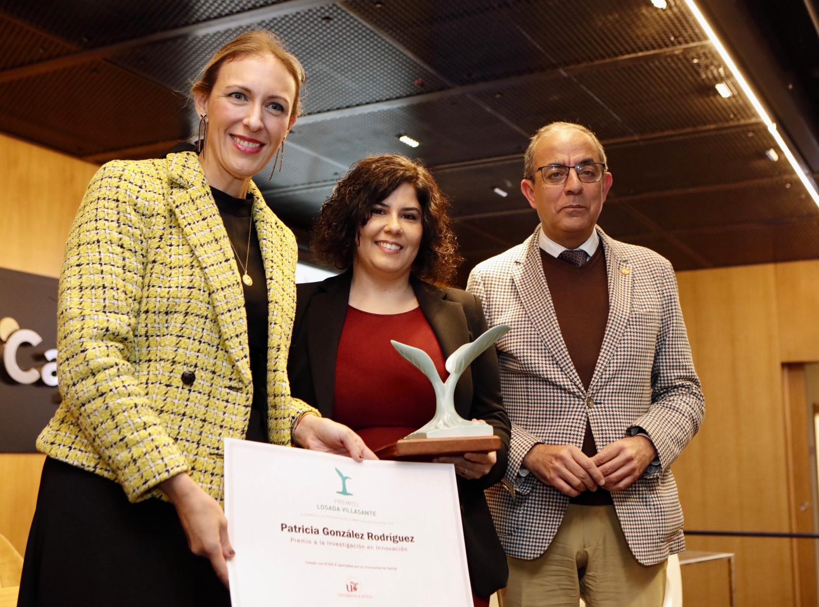 Patricia González Rodríguez, en el centro, recibe su premio de manos de Lorena Garrido, viceconsejera de Universidad, Investigación e Innovación de la Junta de Andalucía, y Miguel Ángel Castro, rector de la Universidad de Sevilla