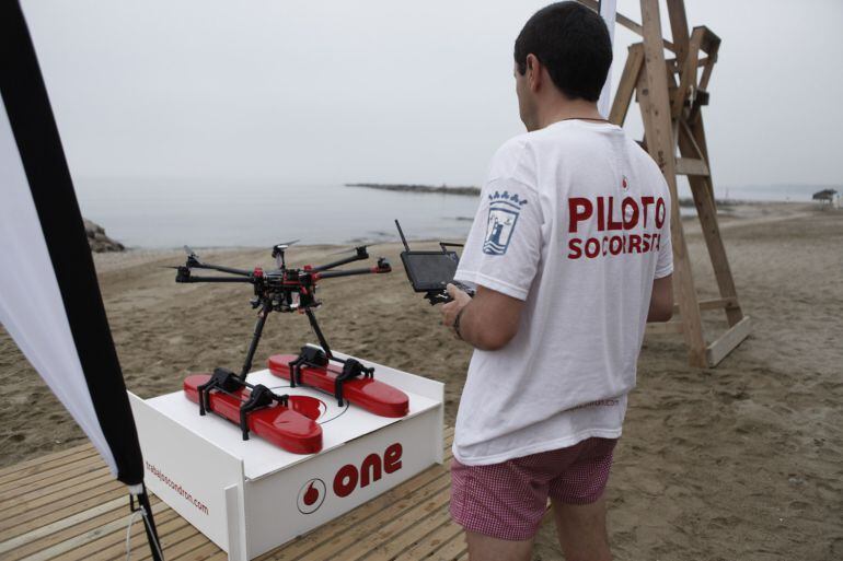 Un socorrista pilota desde la arena los drones en Benalmádena (Málaga)