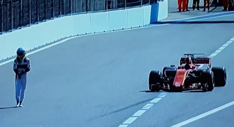 Alonso se baja del coche en la vuelta de formación