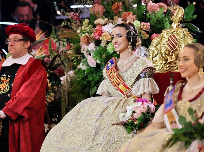 La fallera mayor de València, Carmen Prades, durante su exaltación en el Palau de la Música.