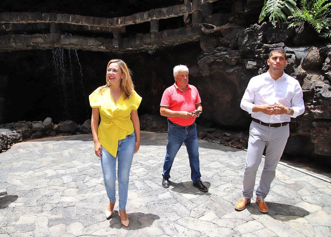 La presidenta del Cabildo de Lanzarote, María Dolores Corujo, visitando Jameos del Agua junto al consejero delegado de los CACT, Benjamín Perdomo.