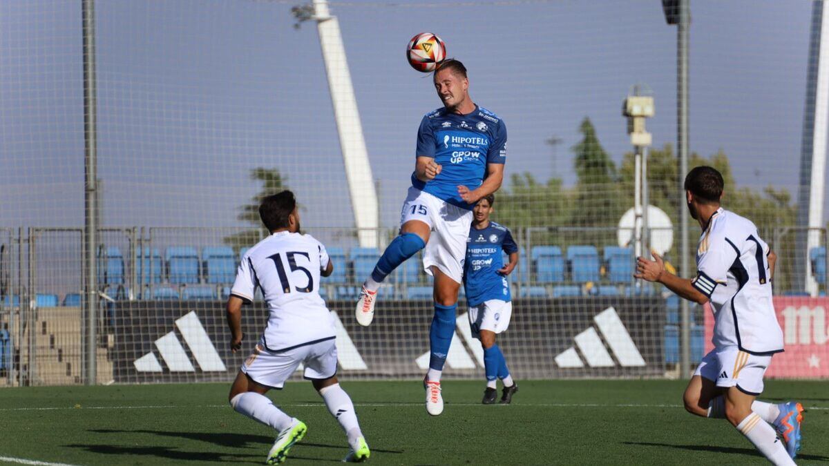 Fabian Burdenski salta para despejar un balón de cabeza