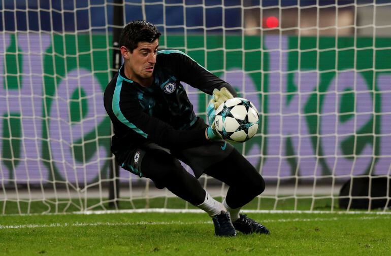 Courtois calienta antes del partido de Champions contra el Qarabag