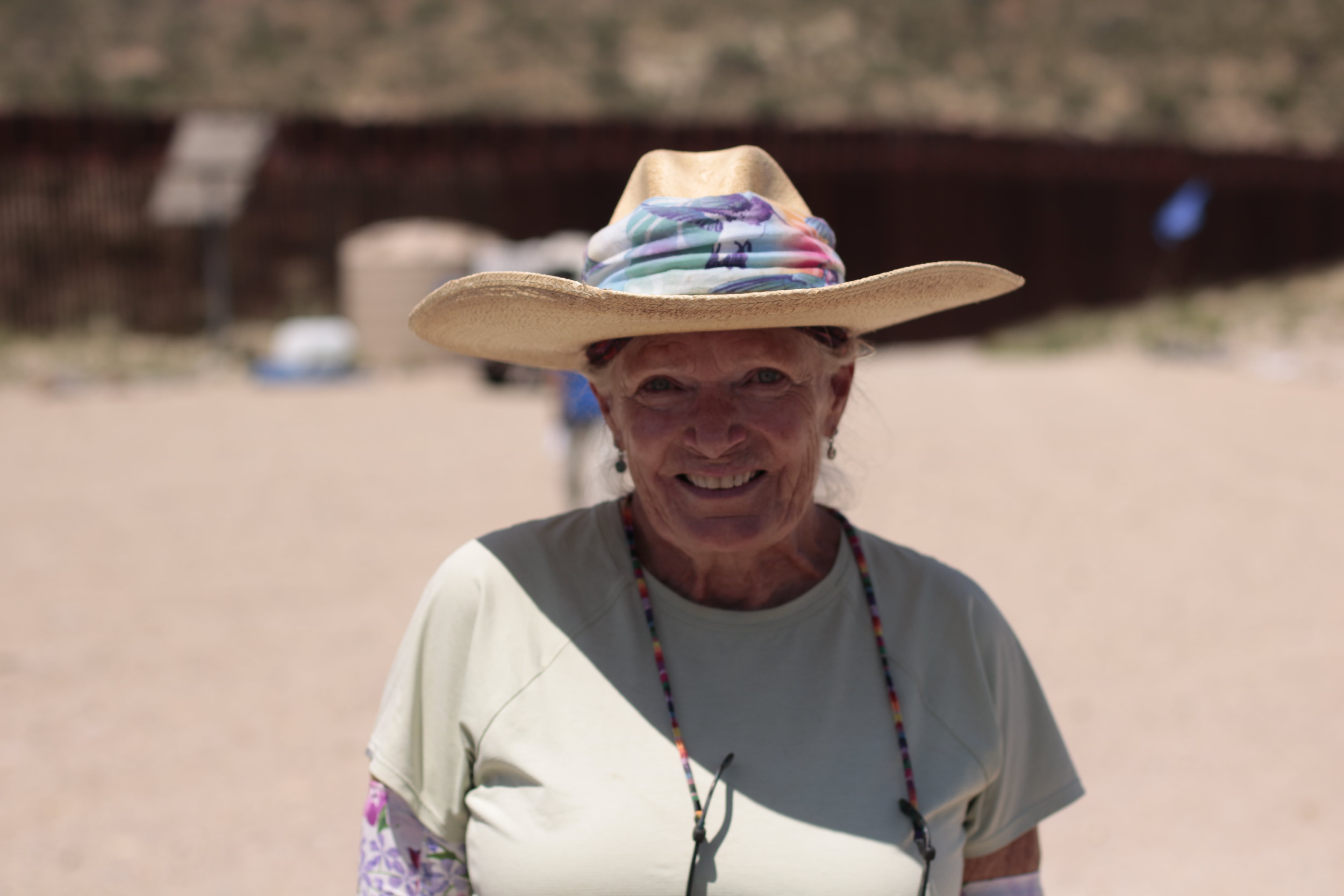 Laurel va a la frontera todos los días a dar la bienvenida y ayudar a los que cruzan