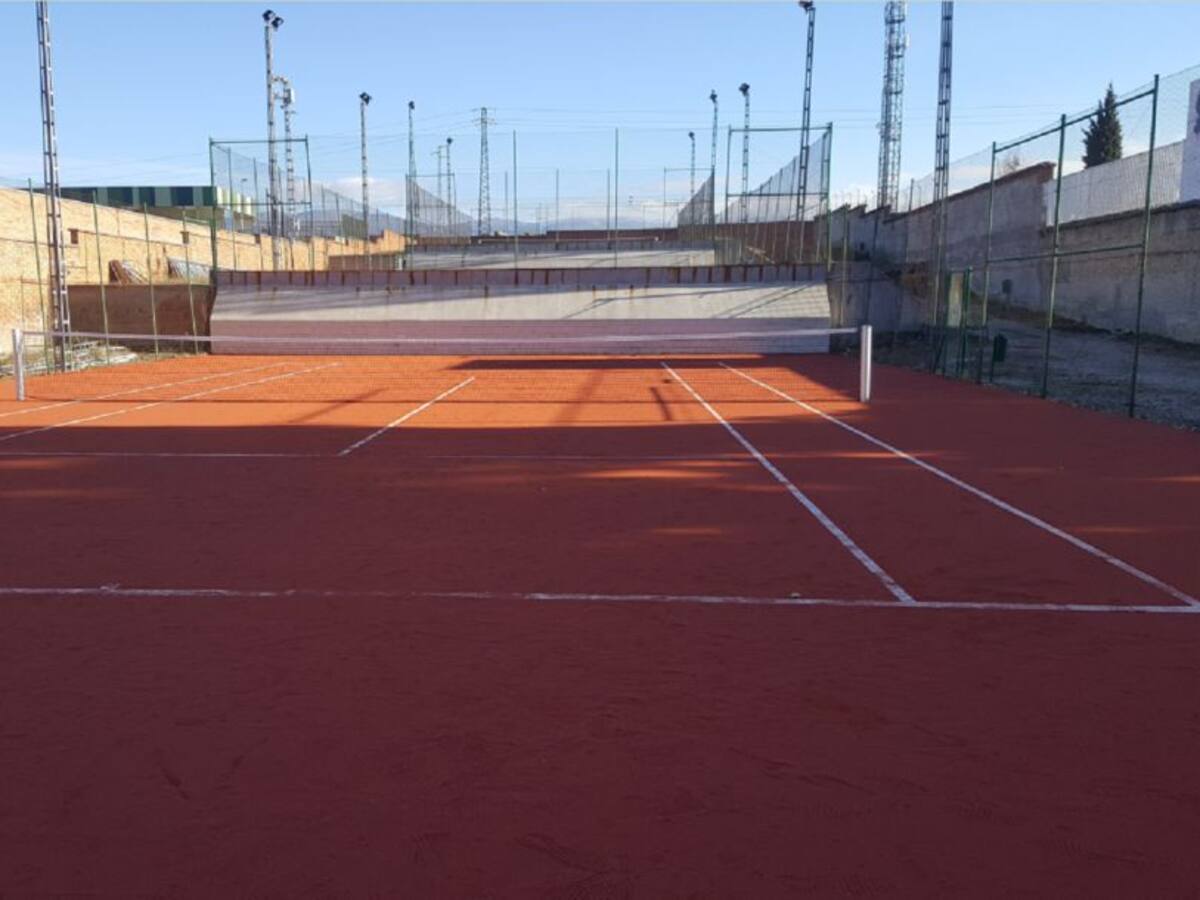 El IMD renueva la superficie de una de las pistas de tenis de La Albuera