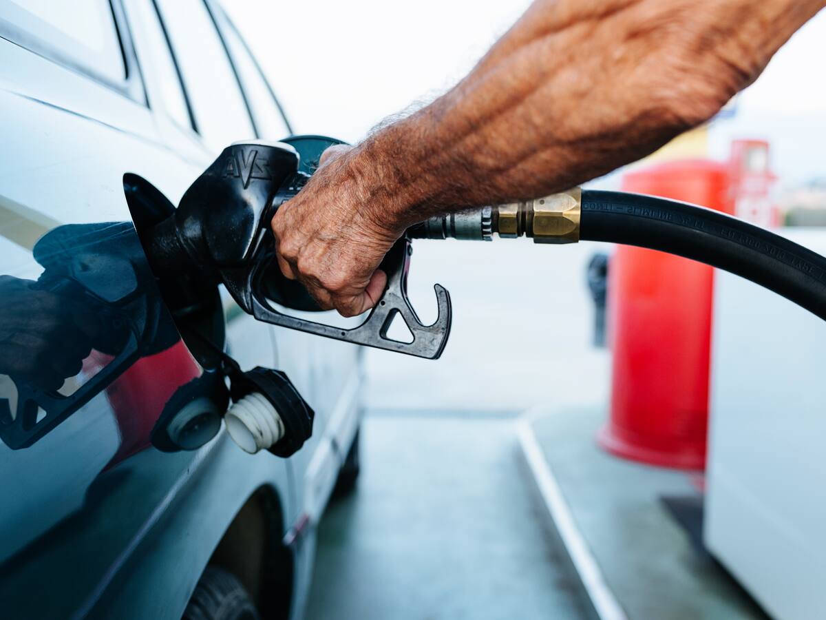 Carburantes y alimentos moderan sus precios