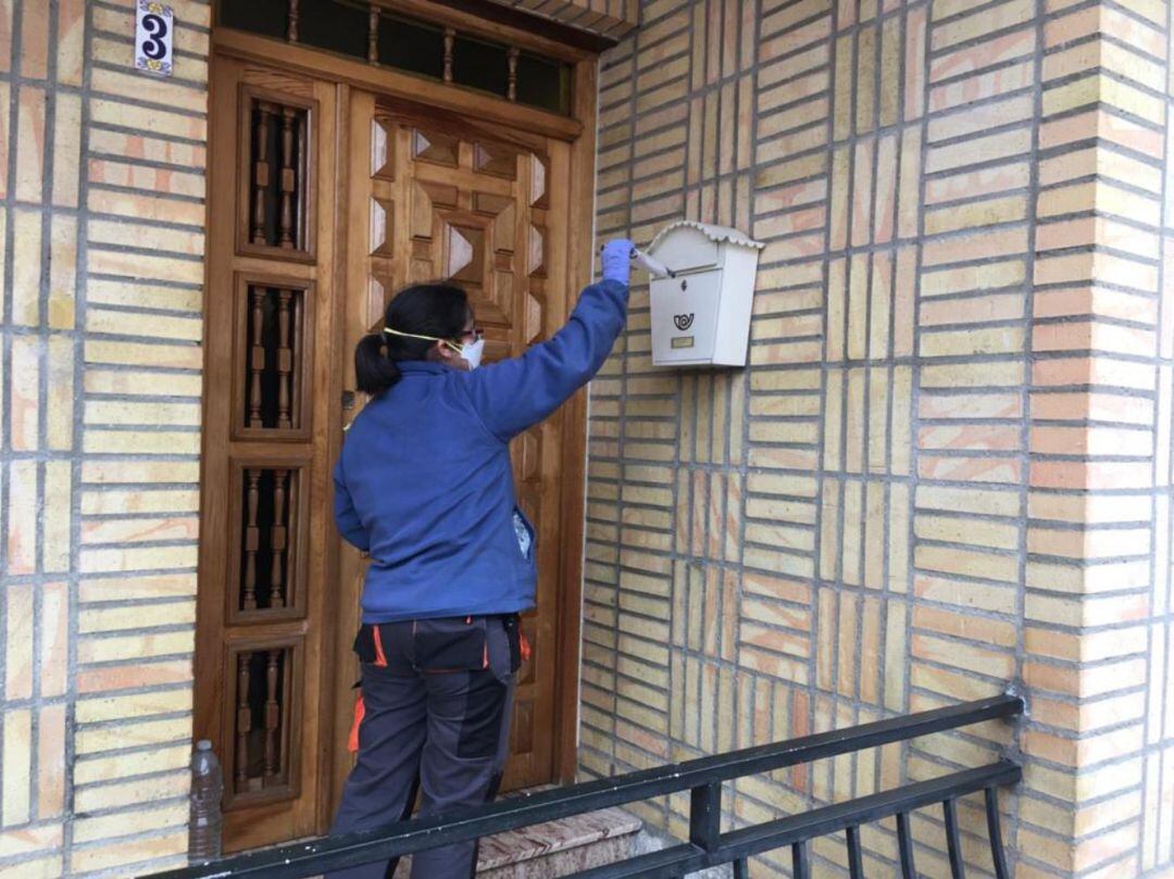 La alguacil de Chatún buzonea mascarillas en la localidad