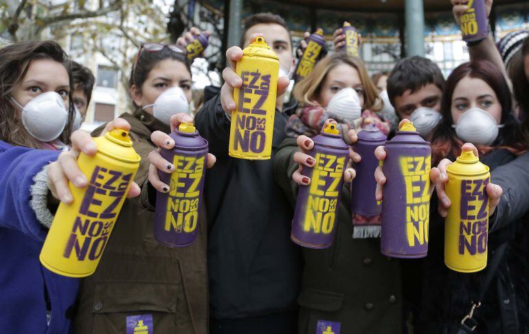 Alumnos del Instituto Usandizaga durante la presentación de una iniciativa contra la violencia sexista.