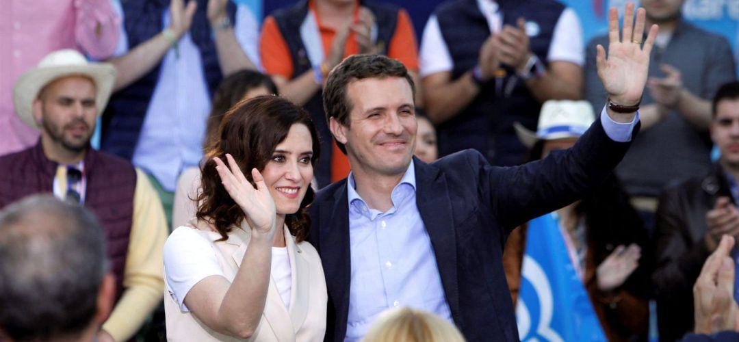 La candidata del PP a la Comunidad de Madrid, Isabel Díaz Ayuso (i), junto al presidente PP, Pablo Casado, durante un acto electoral