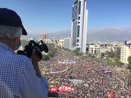 Patricio Guzmán filmando La cordillera de los sueños