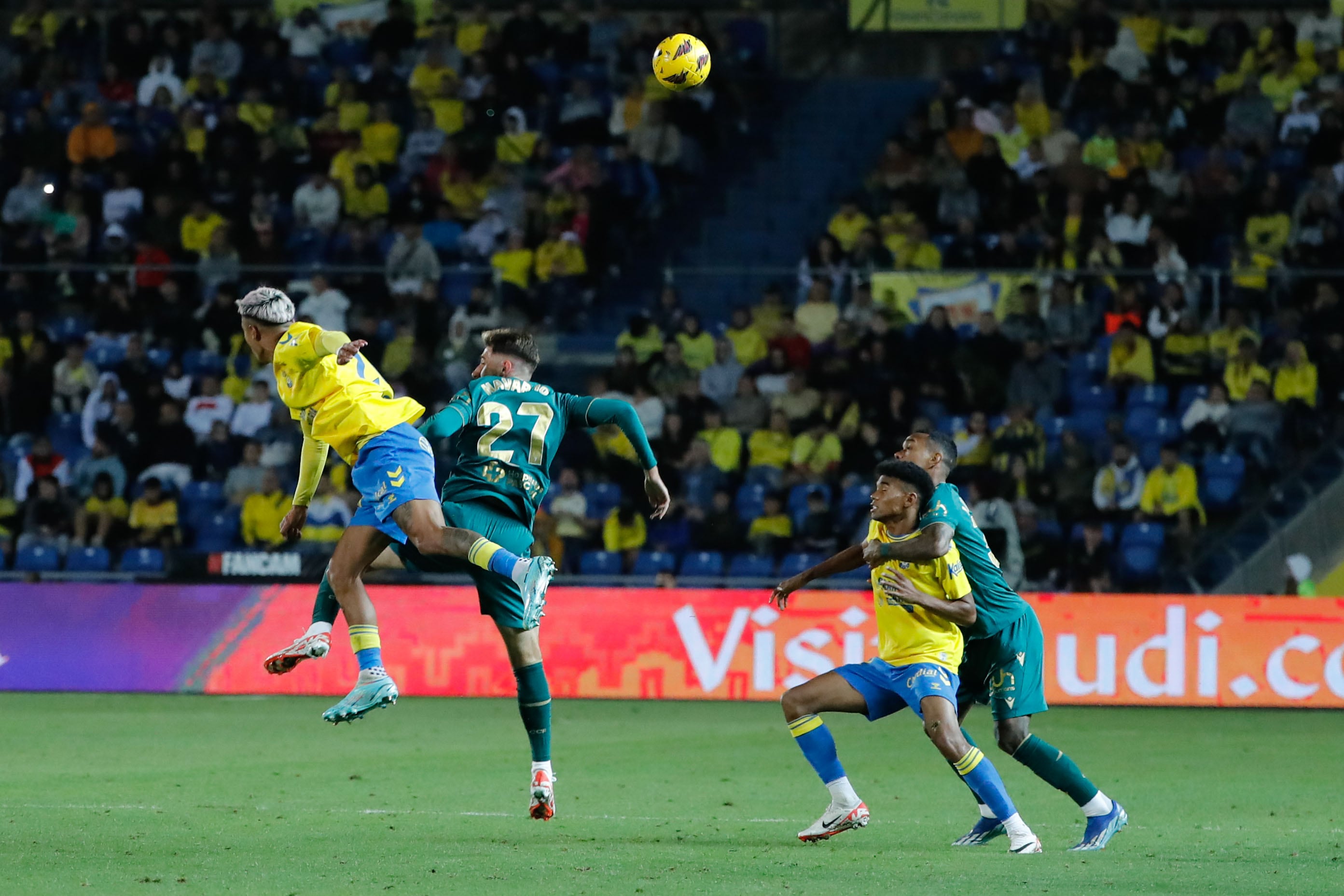 LAS PALMAS DE GRAN CANARIA, 17/12/2023.- El defensa UD Las Palmas Julian Araujo (i) salta por el balón con Robert Navarro (2i), del Cádiz, durante el partido correspondiente a la jornada 17 de Liga en Primera División que UD Las Palmas y Cádiz CF disputan este domingo en el estadio de Gran Canaria, en Las Palmas de Gran Canaria. EFE/ Elvira Urquijo A.
