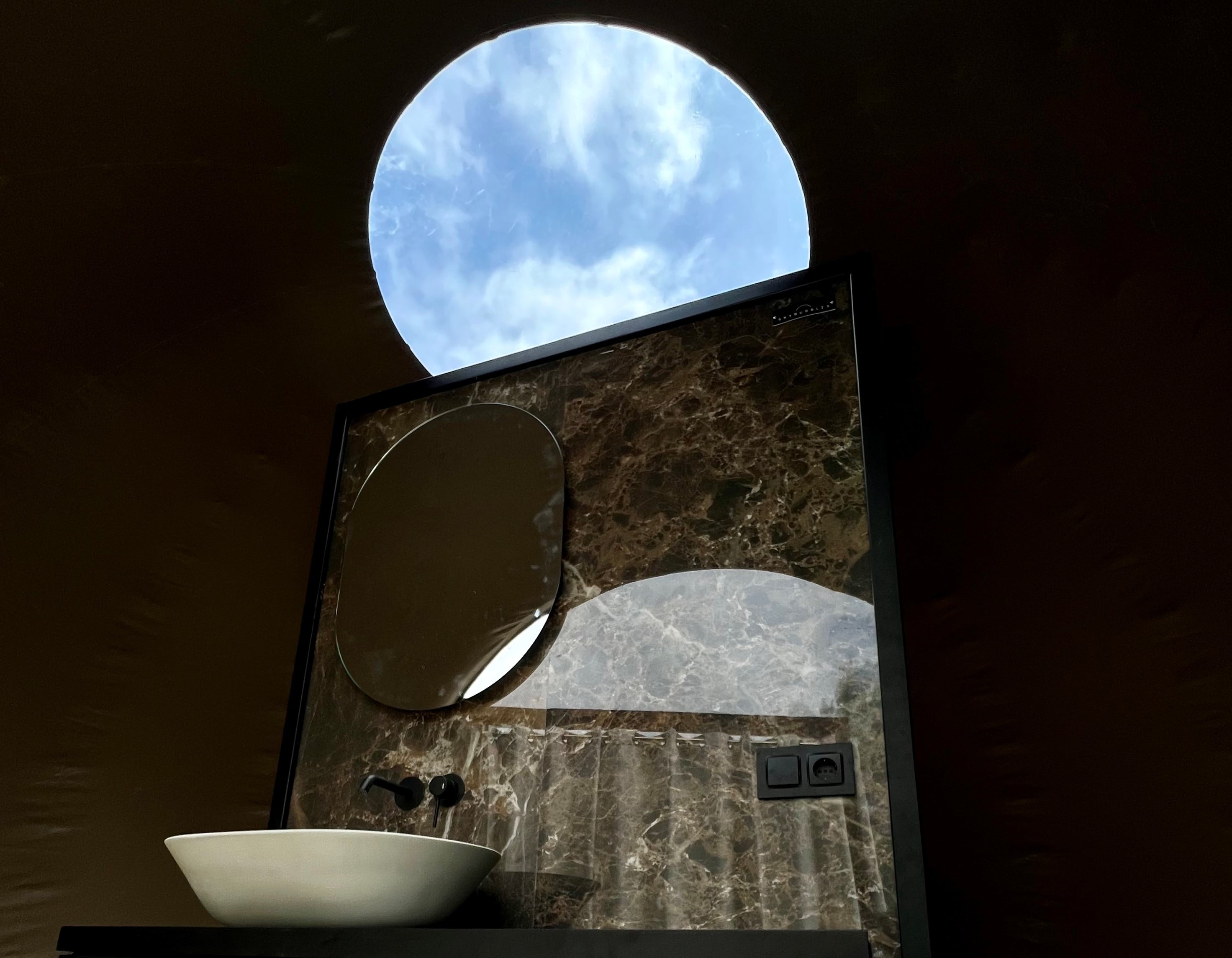 El alojamiento ofrece todas las comodidades de un hotel en un ambiente natural.