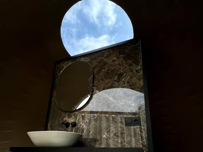 El alojamiento ofrece todas las comodidades de un hotel en un ambiente natural.