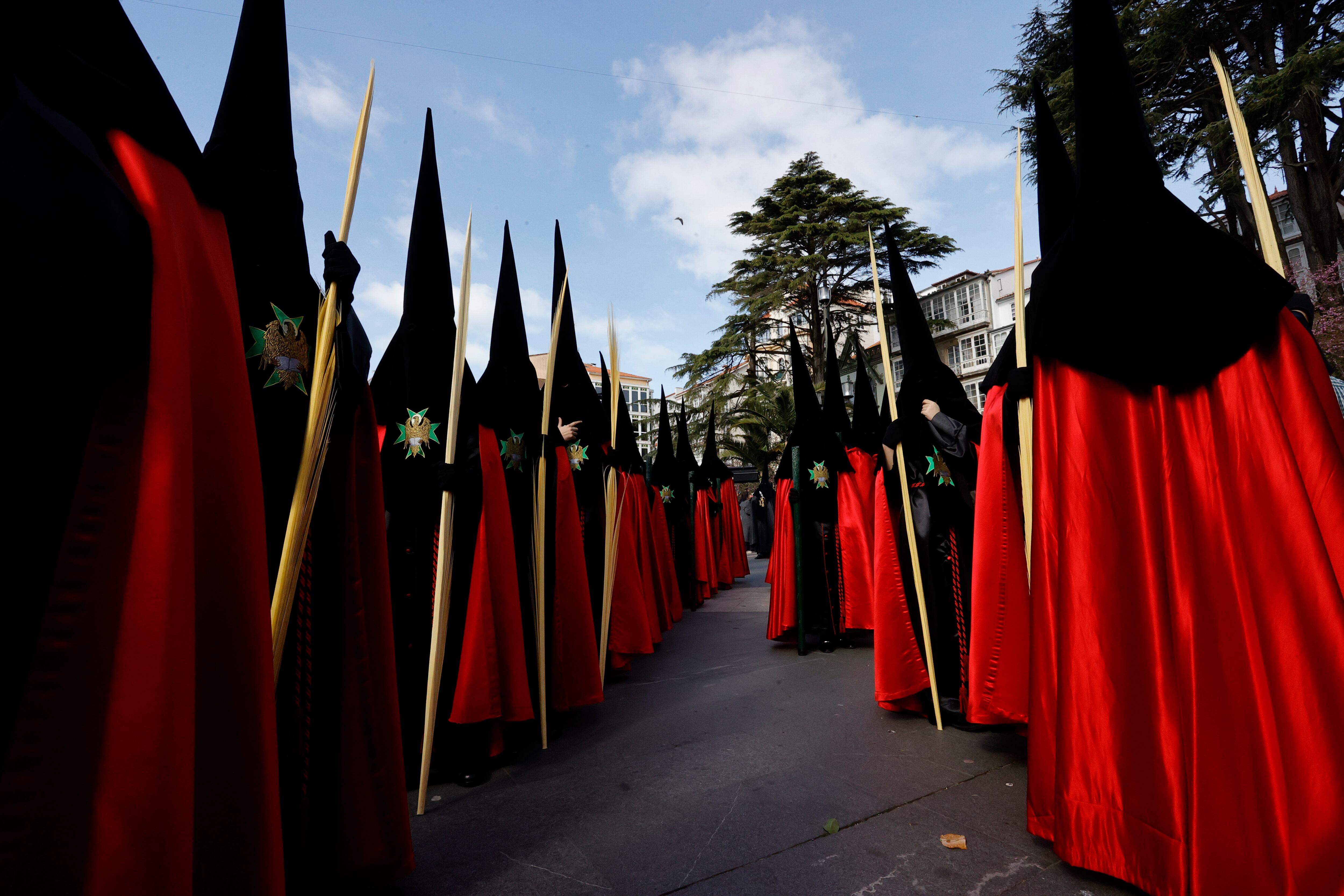 FERROL, 29/03/2026.- Ferrol abre su Semana Santa de interés turístico internacional, con las procesiones matinales del Domingo de Ramos que promueven las cofradías de las Angustias y de Dolores tras la tradicional bendición de las palmas y ramos en la céntrica plaza de Amboage. EFE/Kiko Delgado