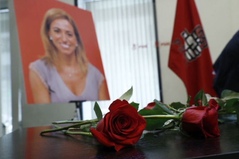 FOTOGALERÍA | Rosas rojas y un retrato de Carme Chacón en la sede del PSOE donde ha quedado instalada la capilla ardiente de la exdirigente socialista.