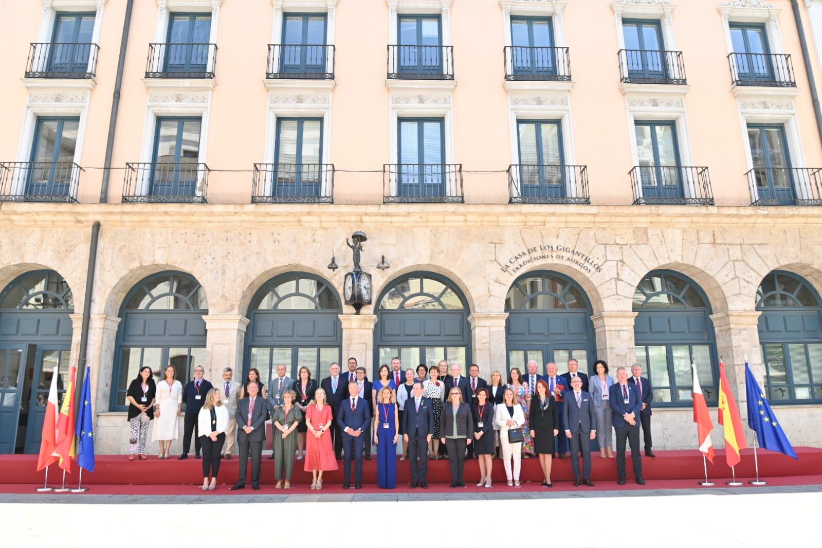 Foto de familia de los parlamentarios de España y Polonia