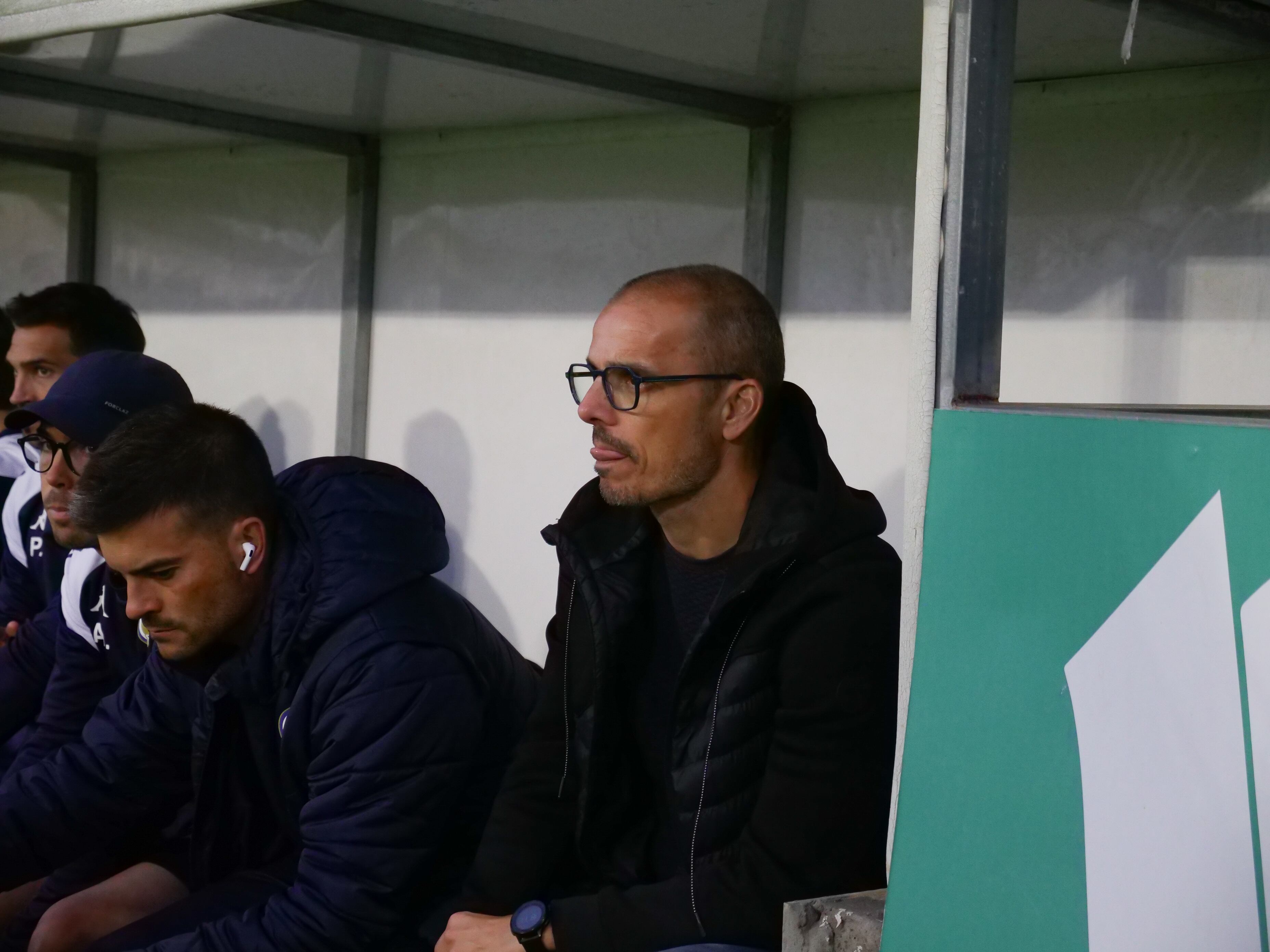 Beto Company, entrenador del Hércules, en el banquillo del estadio El Palmar