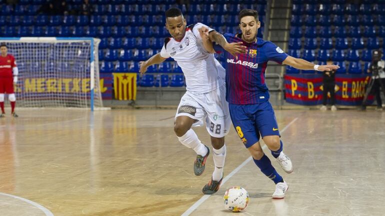 Everton y Adolfo pugnan por la pelota en el partido disputado en el Palau en la primera vuelta