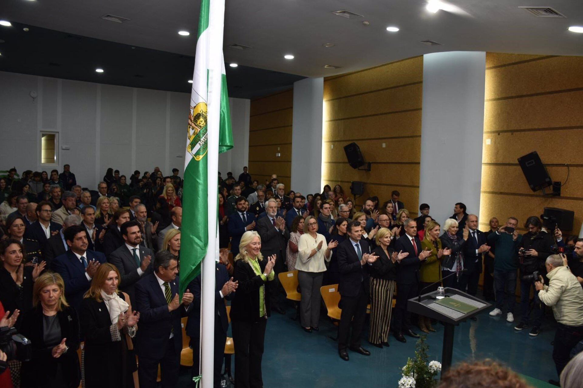 04/12/2023 Cádiz.- Colombo reivindica &quot;el respeto e igualdad&quot; para los andaluces en el acto oficial por el 4 de diciembre.

La delegada de la Junta de Andalucía en Cádiz, Mercedes Colombo, ha reivindicado &quot;el respeto e igualdad&quot; para los andaluces, asegurando que el 4 de diciembre &quot;nos consagramos a una bandera de convivencia y concordia donde los andaluces apelamos a la unidad e igualdad&quot;.

POLITICA 
JUNTA DE ANDALUCÍA
