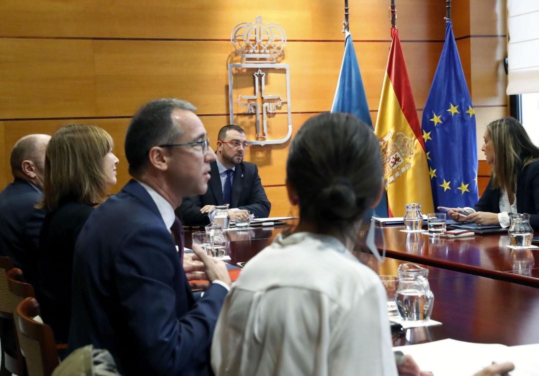 El consejero de Salud, en segundo plano, informa al resto del consejo de gobierno en la reunión de la mañana.