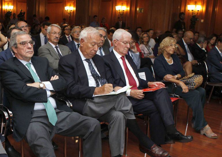 GRA134. MADRID, 03/09/2015.- El ministro de Asuntos Exteriores, José Manuel García Margallo (2-i); el presidente de Telefónica, César Alierta (i); el director del Instituto Cervantes, Víctor García de la Concha (3-i), y la alcaldesa de Madrid, Manuela Car