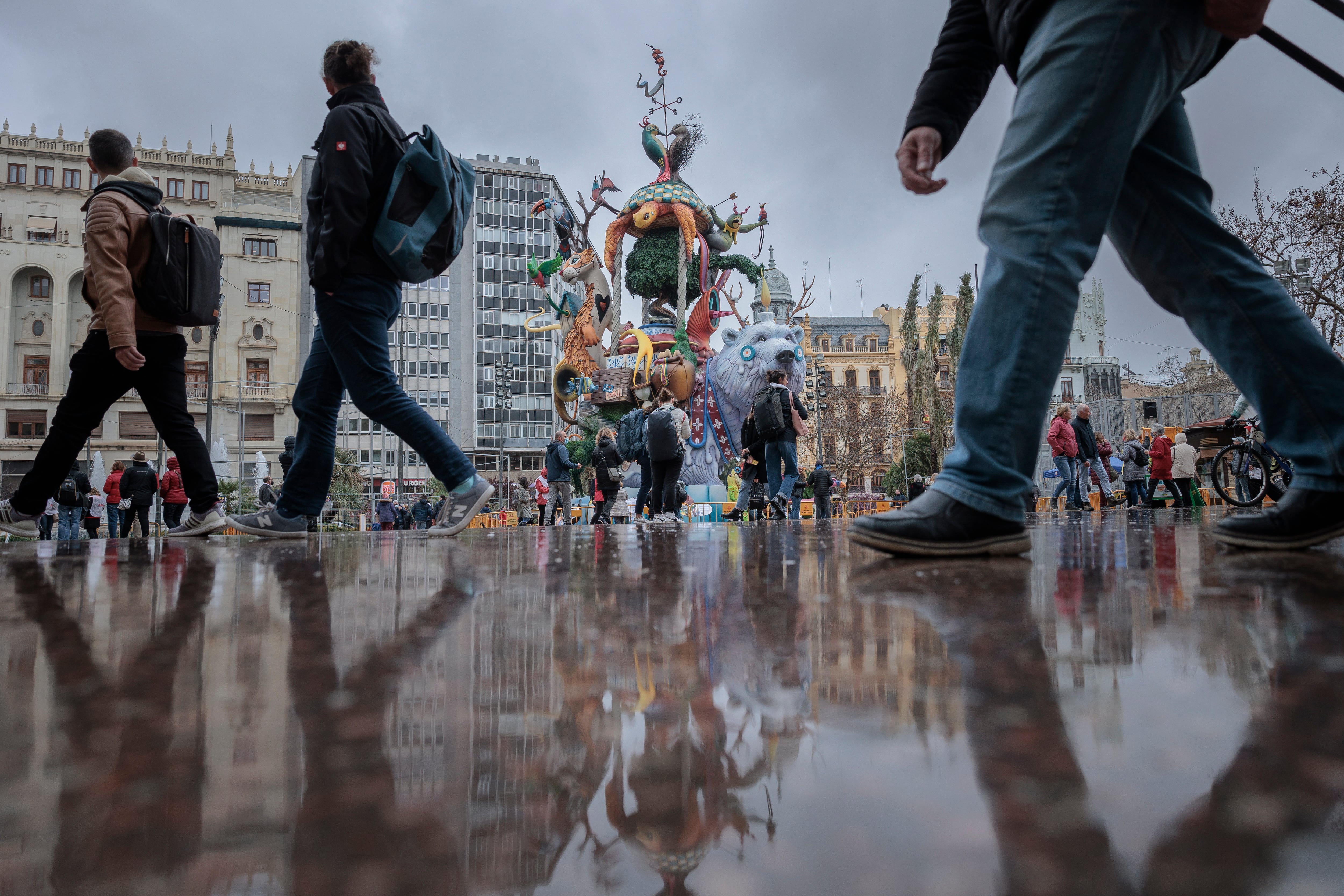 Vista general de la falla municipal en la plaza del Ayuntamiento de València durante un día de lluvia