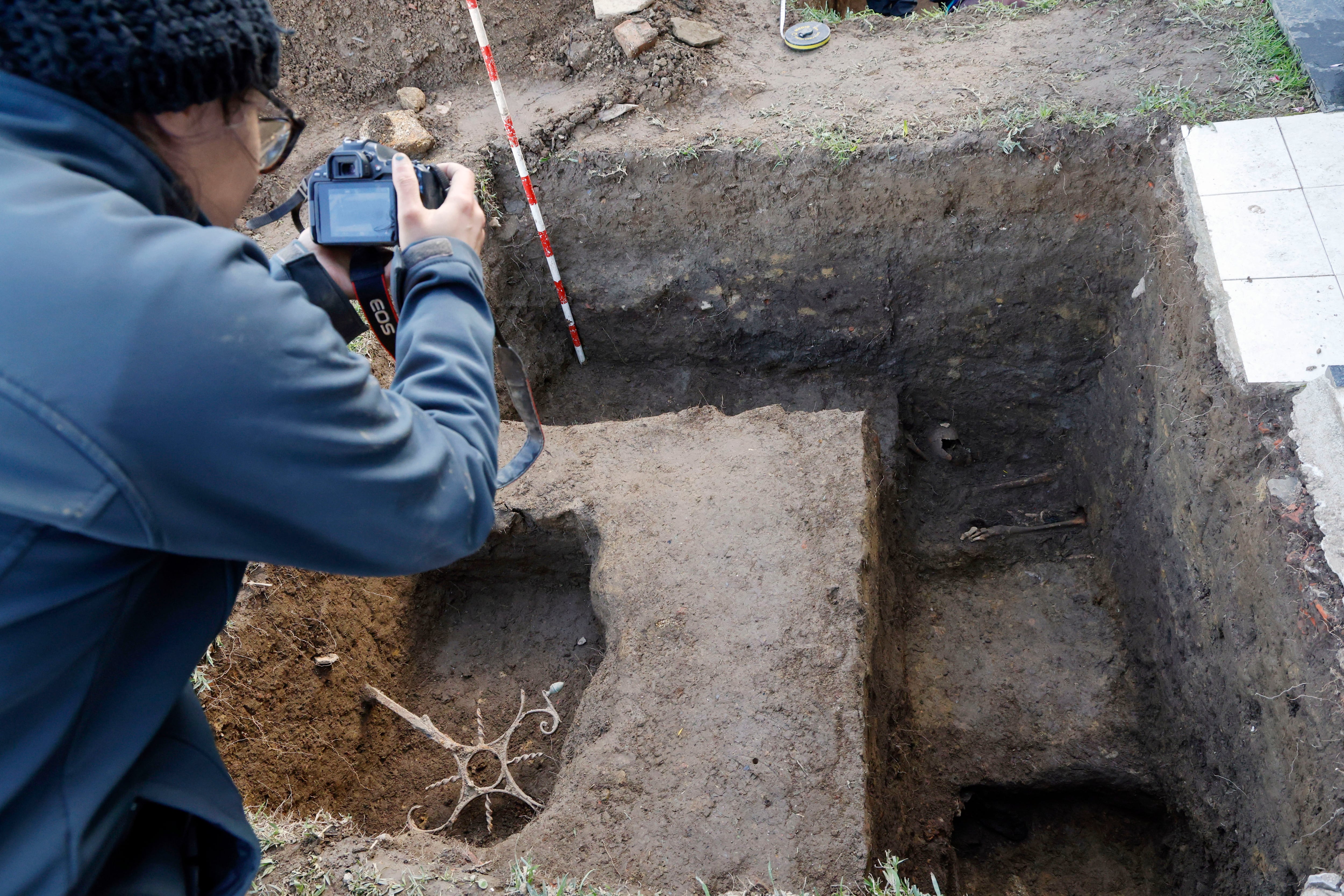 NARÓN, 14/11/2024.- El equipo de expertos, este jueves en el cementerio parroquial de O Val tras localizar una fosa común en la que permanecen restos de personas asesinadas tras el golpe de Estado de 1936 (foto: Kiko Delgado / EFE)