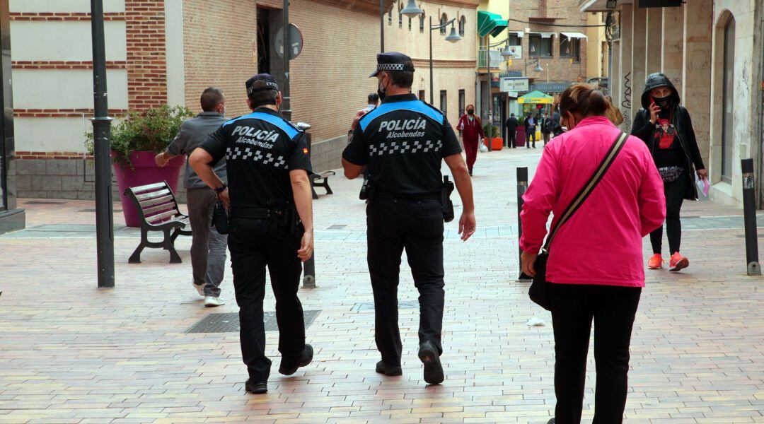 Dos agentes de la Policía Local patrullan las calles de Alcobendas