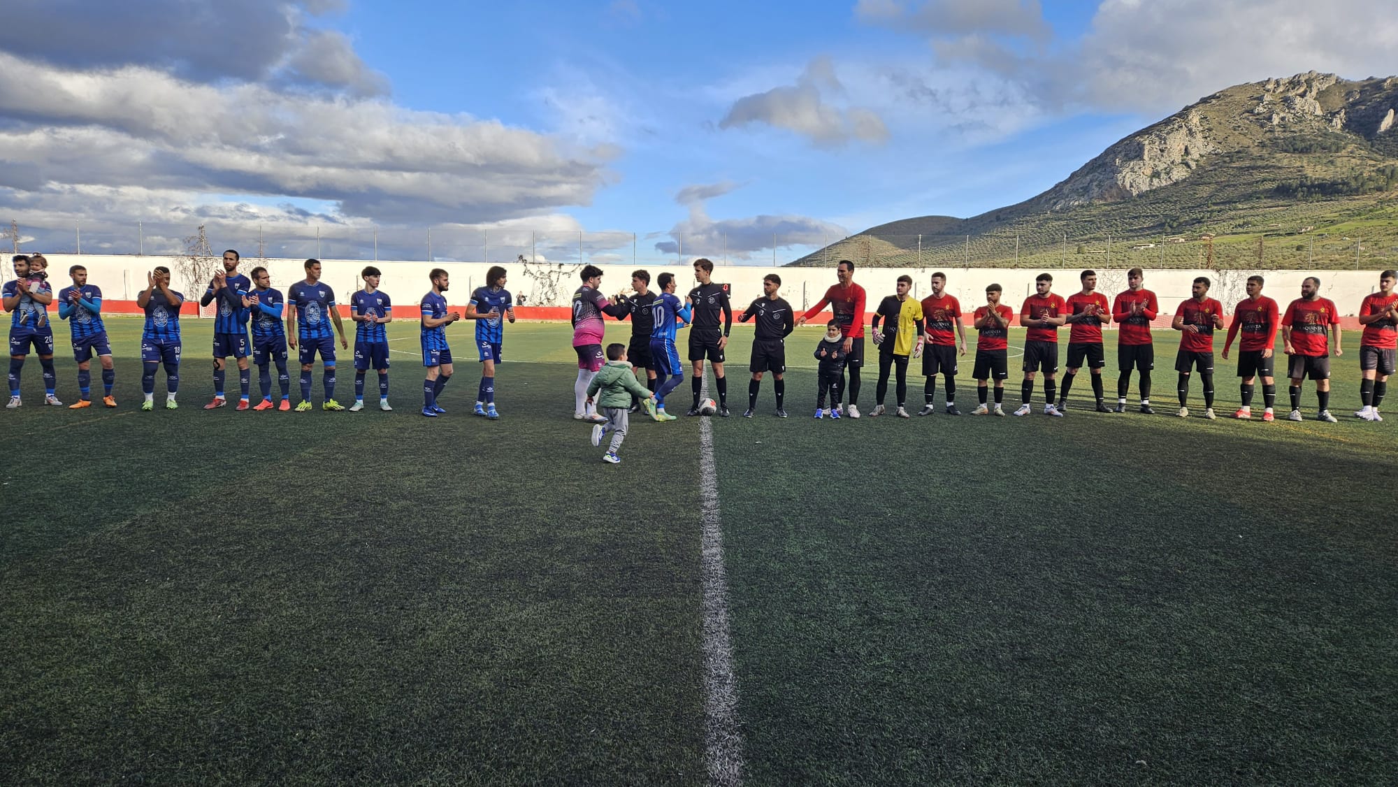 Los dos equipos, Jódar C.F. y C.D. Canena Atlco. y trío arbitral en el saludo inicial