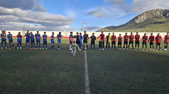 Los dos equipos, Jódar C.F. y C.D. Canena Atlco. y trío arbitral en el saludo inicial
