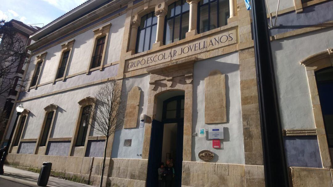 Entrada principal del Colegio Público Jovellanos.