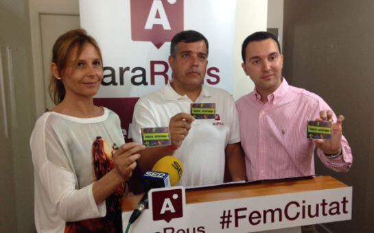 Jordi Cervera i membres de la candidatura d'ARA Reus amb el carnet per la gent gran.