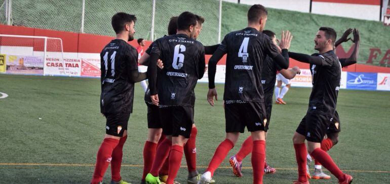 La plantilla celebra el segundo gol.