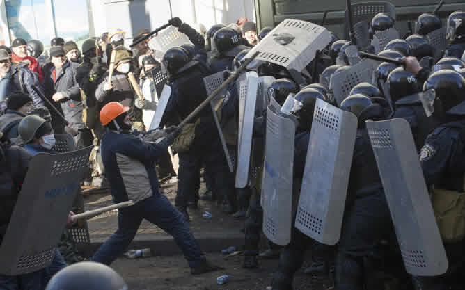 Miles de manifestantes se concentran ante la sede del Parlamento en Kiev tras romper el cordon policial de los antidisturbios